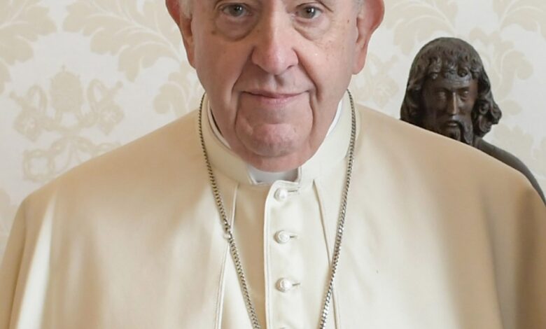 Papež Frančišek v kritičnem stanju: Vatikan molči o podrobnostih 1 Portrait of Pope Francis 2021 FXD