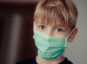 otrok z masko