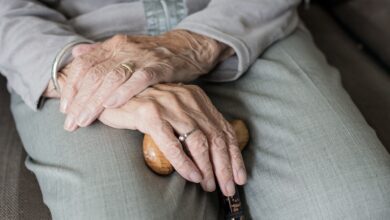 Domovi za starejše v stiski: Kako rešiti kadrovsko krizo? 1 starejsi