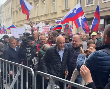 Jansa v mnozici podpornikov e1744987585438