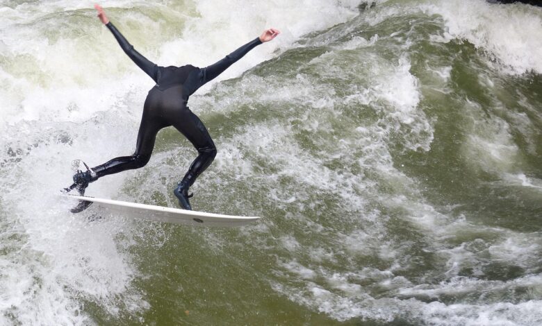 Tragična nesreča na Eisbachwelle: Priljubljena atrakcija zaprta 1 tragicna nesreca na eisbachwelle priljubljena atrakcija zaprta 68074cab8355a 1745308843