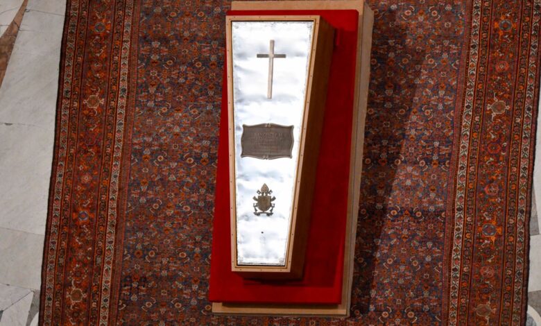 vec kot 250 000 vernikov se je poslovilo od papeza franciska v vatikanu foto 680c849e52bf7 1745650846