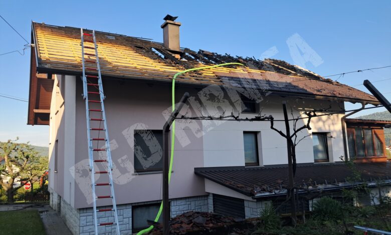 Med požarom v Dolenji vasi poškodovan gasilec #foto 1 med pozarom v dolenji vasi poskodovan gasilec foto 68189a57562af 1746442839