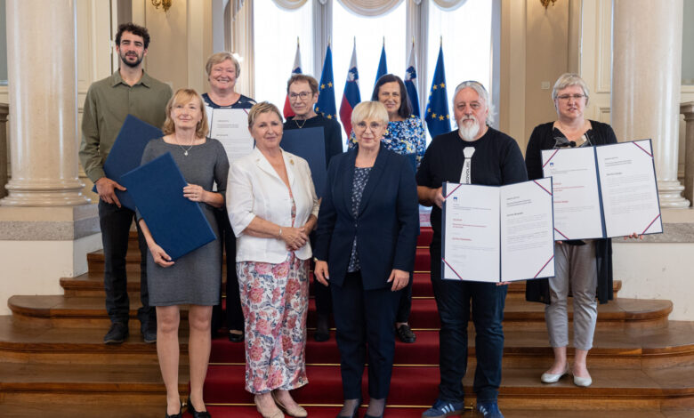 Predsednica pirc Musar nagradila prostovoljce vir Bor Slana STA