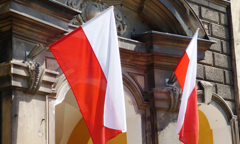 Napeta predsedniška bitka na Poljskem: Bo v drugem krogu volitev zmagal Trzaskowski ali Nawrocki? 1 polish flag