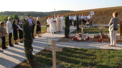 skof andrej saje blagoslovil novi del pokopalisca v trebnjem 685ece3667674 1751043638