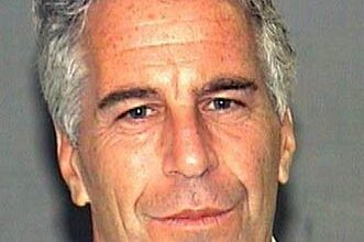 Obsežen seznam Epsteinovih dosjejev končno razkrit javnosti: Dosjeji razkrivajo povezave z elito 5 Jeffrey Epstein mug shot e1769847297821
