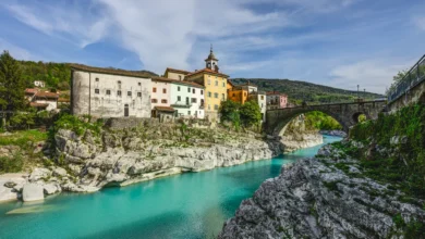 adrenalinski skoki s kamnitega mostu v kanalu ob soci ocarajo svet 68a19a2035658 1755421216