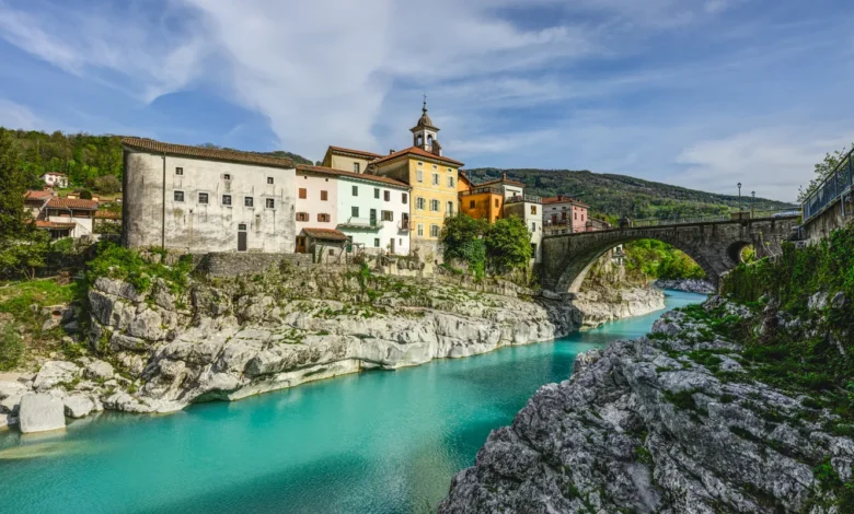 Adrenalinski skoki s kamnitega mostu v Kanalu ob Soči očarajo svet 1 adrenalinski skoki s kamnitega mostu v kanalu ob soci ocarajo svet 68a19a2035658 1755421216