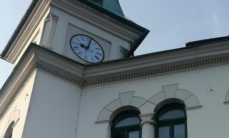 Nova stolpna ura v Idriji: Zakaj ne bo bíla, a nosi zgodovinski pomen 1 nova stolpna ura v idriji zakaj ne bo bila a nosi zgodovinski pomen 68977e9f6ac64 1754758815