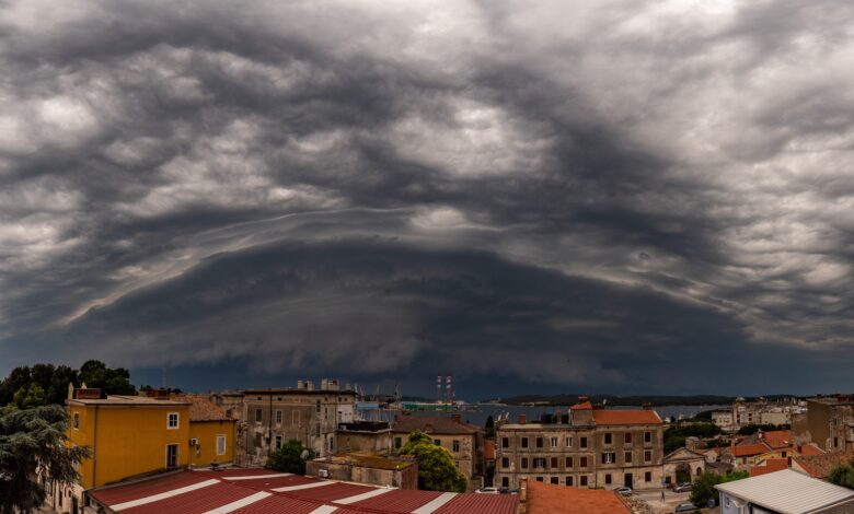 supercelicna nevihta nad jadranom grozi istri in obalnim krajem z unicujoco toco 68a58eb4d2d2f 1755680436