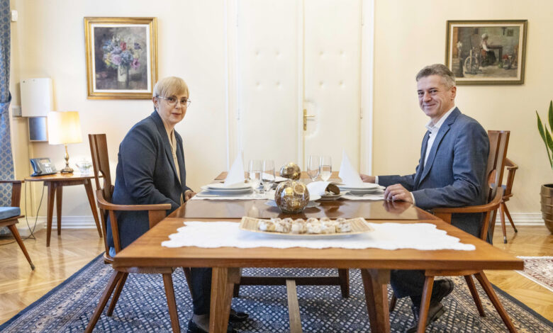 Vlada razpravlja o spornem predlogu enotnega varovanja predsednice in premierja 1 vlada razpravlja o spornem predlogu enotnega varovanja predsednice in premierja 688ce498bd2c3 1754064024