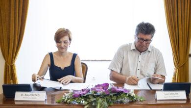 zupan molan in ministrica vrecko podpisala pogodbo za obnovo jugozahodnega stolpa gradu brezice 689f67b1d1036 1755277233