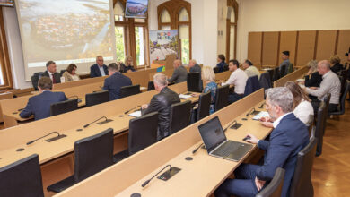 minister novak na srecanju z zupani v novem mestu o vlaganjih v vodotoke in podnebnih izzivih 68d6645122e42 1758880849