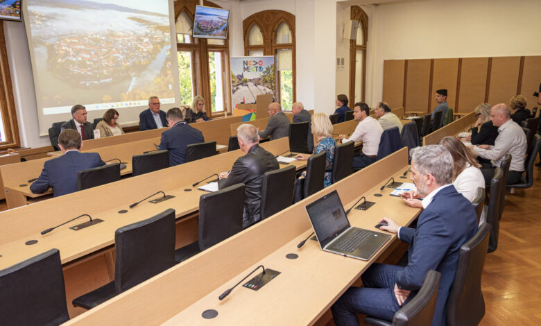 minister novak na srecanju z zupani v novem mestu o vlaganjih v vodotoke in podnebnih izzivih 68d6645122e42 1758880849