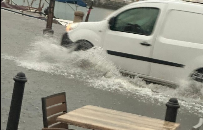Nevarne vremenske razmere na Obali: prebivalci opozorjeni, naj ostanejo doma, zaprte ceste #foto #video 1 nevarne vremenske razmere na obali prebivalci opozorjeni naj ostanejo doma zaprte ceste foto video 68b6dc68d66bc 1756814440