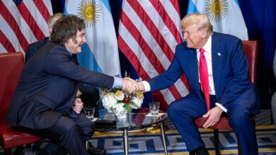 Javier Milei: Kako je osvojil argentinsko politiko s Trumpovo podporo 2 President Donald Trump meets with Argentinas President Javier Milei 54348219476