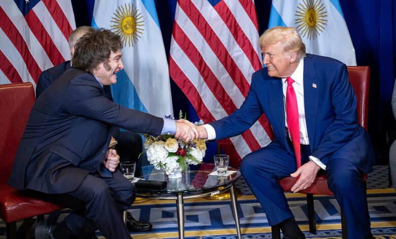 Javier Milei: Kako je osvojil argentinsko politiko s Trumpovo podporo 1 President Donald Trump meets with Argentinas President Javier Milei 54348219476