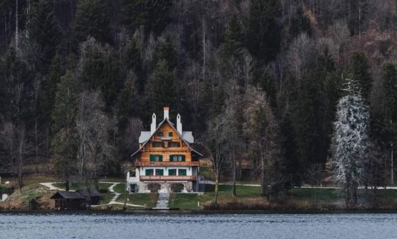 Hribar odločno zavrača obtožbe o ugodnostih za družino Janša 1 Vila Zlatorog Bled vir IG e1761592115964