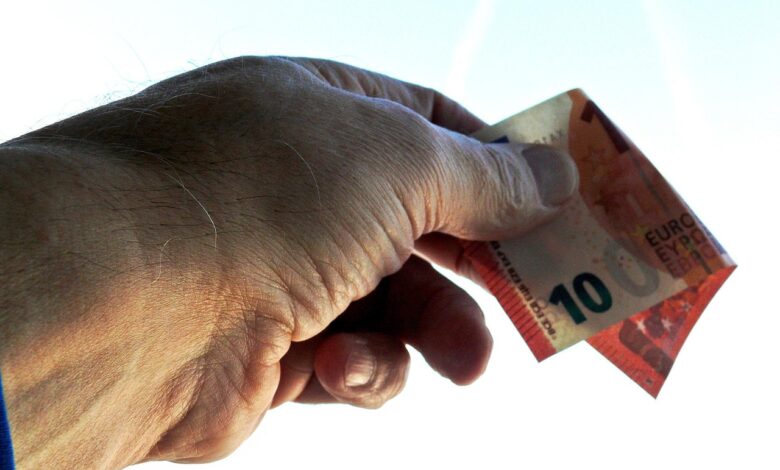 Varstveni dodatek: Konec finančnih obveznosti za polnoletne otroke 1 euro 2