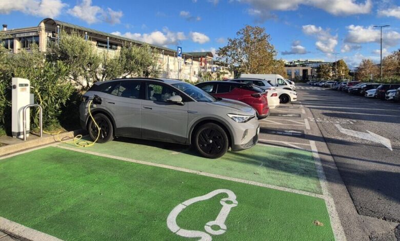 Konec brezplačnega polnjenja: Koper uvaja plačilo za e-polnilnice 1 konec brezplacnega polnjenja koper uvaja placilo za e polnilnice 69047ac0bd570 1761901248