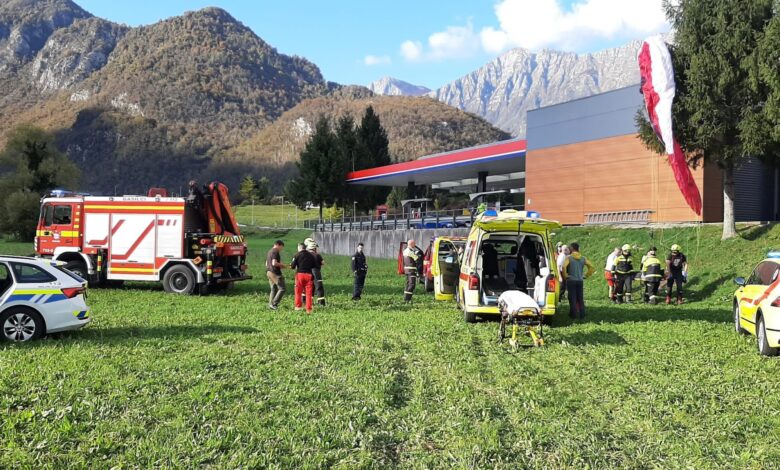 Nemška jadralna padalka obvisela na drevesu v Kobaridu 1 nemska jadralna padalka obvisela na drevesu v kobaridu 68f0a60e7c77e 1760601614