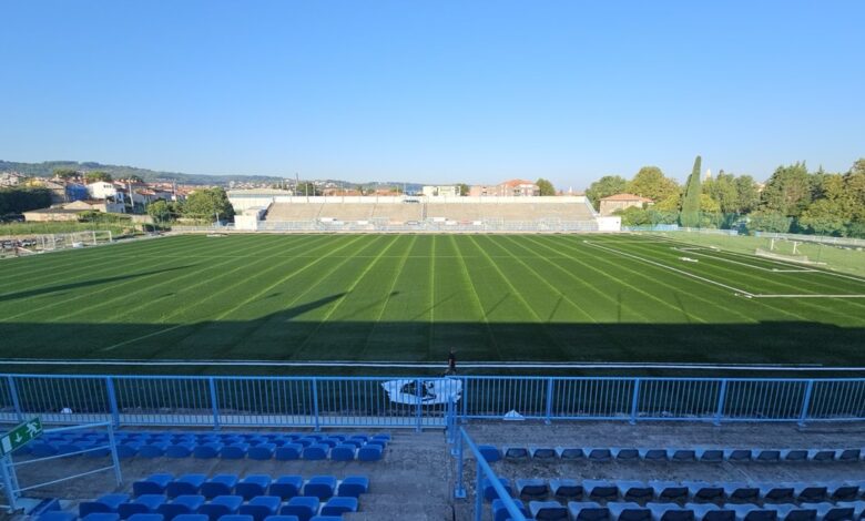 Prenovljeni stadion v Izoli: Nova travna površina in zalivalni sistem 1 prenovljeni stadion v izoli nova travna povrsina in zalivalni sistem 68fd02315151a 1761411633