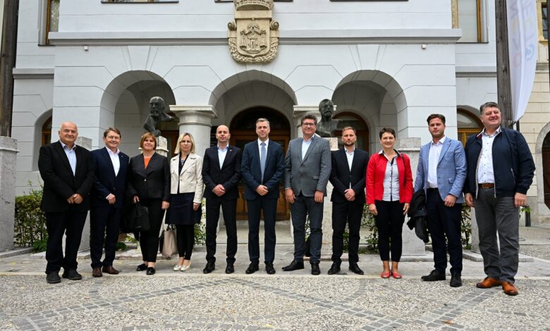 Župani JV Slovenije in Posavja pozivajo k ukrepom države na področju romske problematike 1 zupani jv slovenije in posavja pozivajo k ukrepom drzave na podrocju romske problematike 68dcd1971b586 1759302039