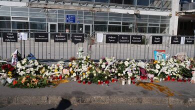 Spominska slovesnost v Novem Sadu: Leto dni po tragediji na železniški postaji #video #foto 3 Novi sad obletnica pred zeleznisko postajo vir FB Kreni Pokreni