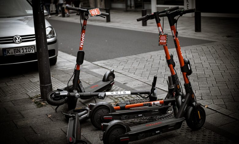 Vlada razpravlja o dvigu starostne meje za e-skiroje in noveli zakona o zdravniški službi 1 electric scooter