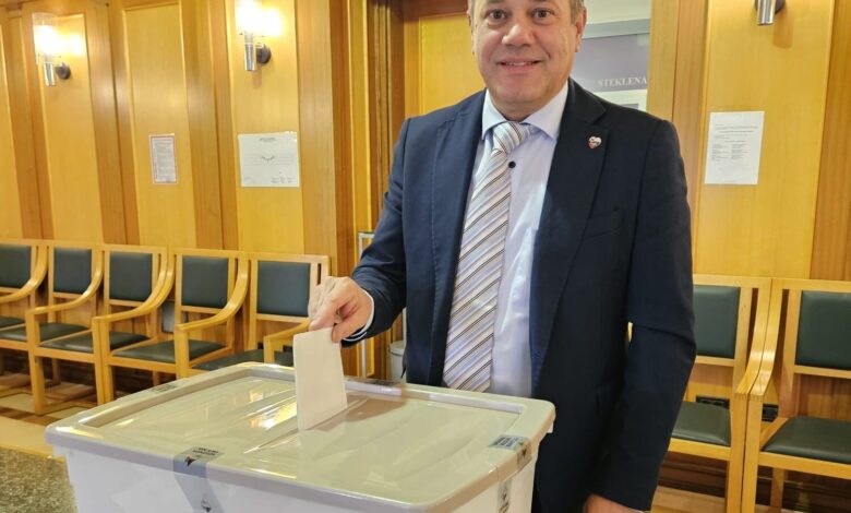 matej arcon ze glasoval na referendumu o zakonu o prostovoljnem koncanju zivljenja foto 6920a8a98f4ad 1763748009