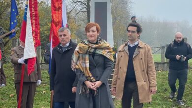 ministrica asta vrecko ob spominskem dnevu v kostanjevici na krki 690af62436216 1762326052