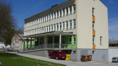 Mladoletna osumljenca za napad pred ZD Kočevje prijeta in v hišnem priporu 2 mladoletna osumljenca za napad pred zd kocevje prijeta in v hisnem priporu 69109e844b535 1762696836