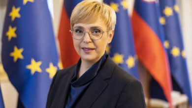 predsednica pirc musar v novem mestu poklon alesu sutarju in srecanja z lokalnimi voditelji 6905e85c8e22a 1761994844