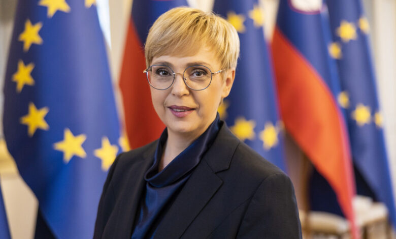 Predsednica Pirc Musar v Novem mestu: Poklon Alešu Šutarju in srečanja z lokalnimi voditelji 1 predsednica pirc musar v novem mestu poklon alesu sutarju in srecanja z lokalnimi voditelji 6905e85c8e22a 1761994844