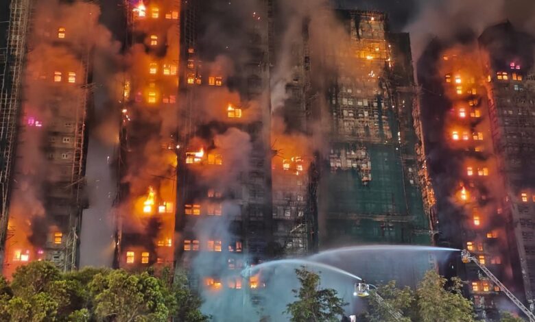 unicujoc pozar in dramaticno resevanje v hongkongu resili moskega z 31 nadstropja 55 mrtvih in tri aretacije video 6928677851183 1764255608