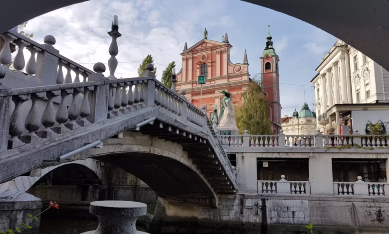 photo 1602619025915 073b0594d662