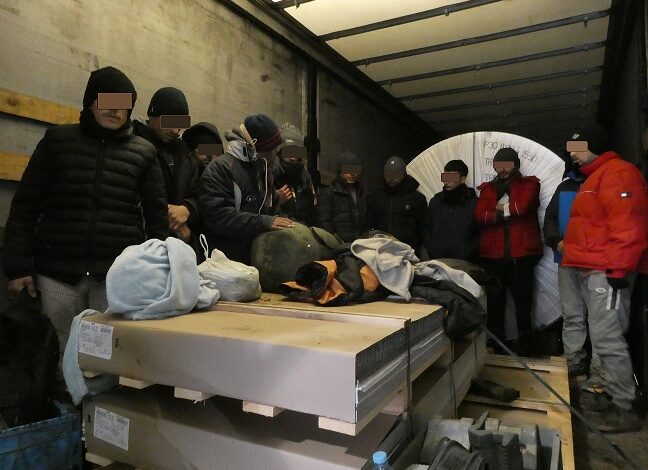 policisti na gruskovju razkrili skrivalisce 14 migrantov v tovornjaku 6932e57b08ddb 1764943227