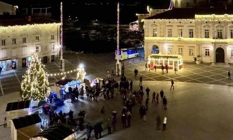 praznicna trznica na tartinijevem trgu vabi k sodelovanju prijave odprte do 5 decembra 692f2947dc308 1764698439