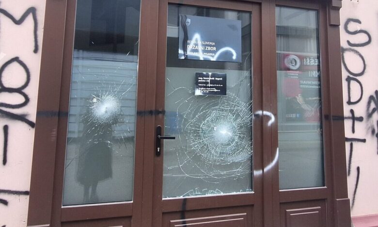 vandalizem v brezicah poslanska pisarna znova napadena 693ed11a28b9f 1765724442