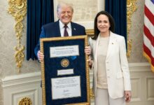 trump simbolicno prejel nobelovo nagrado za mir od venezuelske politicarke 696a98dc246f3 1768593628