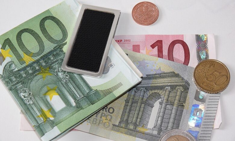 Koalicija: Umik spornega predloga za normirance 1 euro 2