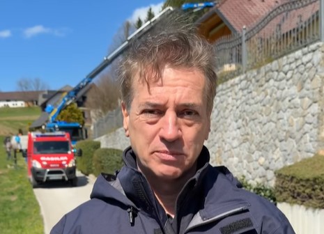 Orkanski veter opustošil Slovenijo: Gasilci na robu moči, Golob priskočil na pomoč #video 1 Golob na terenu marec