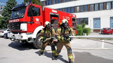 gasilci resili zensko izpod drevesa posledice mocnega vetra na gorenjskem 69c7deee1c296 1774706414