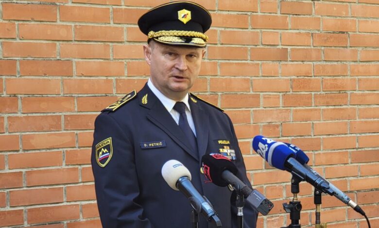 Izjava generalnega direktorja policije: Moški z nožema ogrožal ljudi in napadel policiste – intervencija se je končala tragično 1 izjava generalnega direktorja policije moski z nozema ogrozal ljudi in napadel policiste intervencija se je koncala tragicno 69aade00d7c07 1772805632