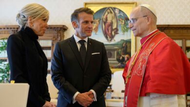 Macron z zeno pri papezu vir FB stran politika