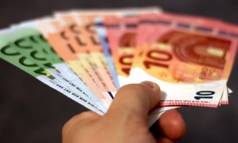 Poslanske plače navzgor: Nova reforma prinaša dvige in ugodnosti 1 euro