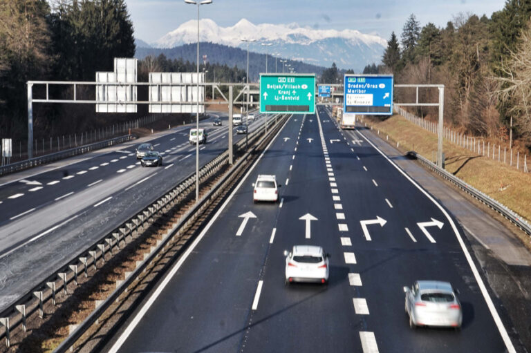 Prometna nesreča pri Brezovici ohromila primorsko avtocesto