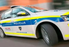 dve prometni nesreci na dolenjskem avto s ceste kombi zbil pesko 6a0983b1440ce 1779008433