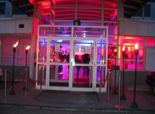 mladi ujeti v primez nikotinskih fug alarm v solah 6a05c762100f2 1778763618